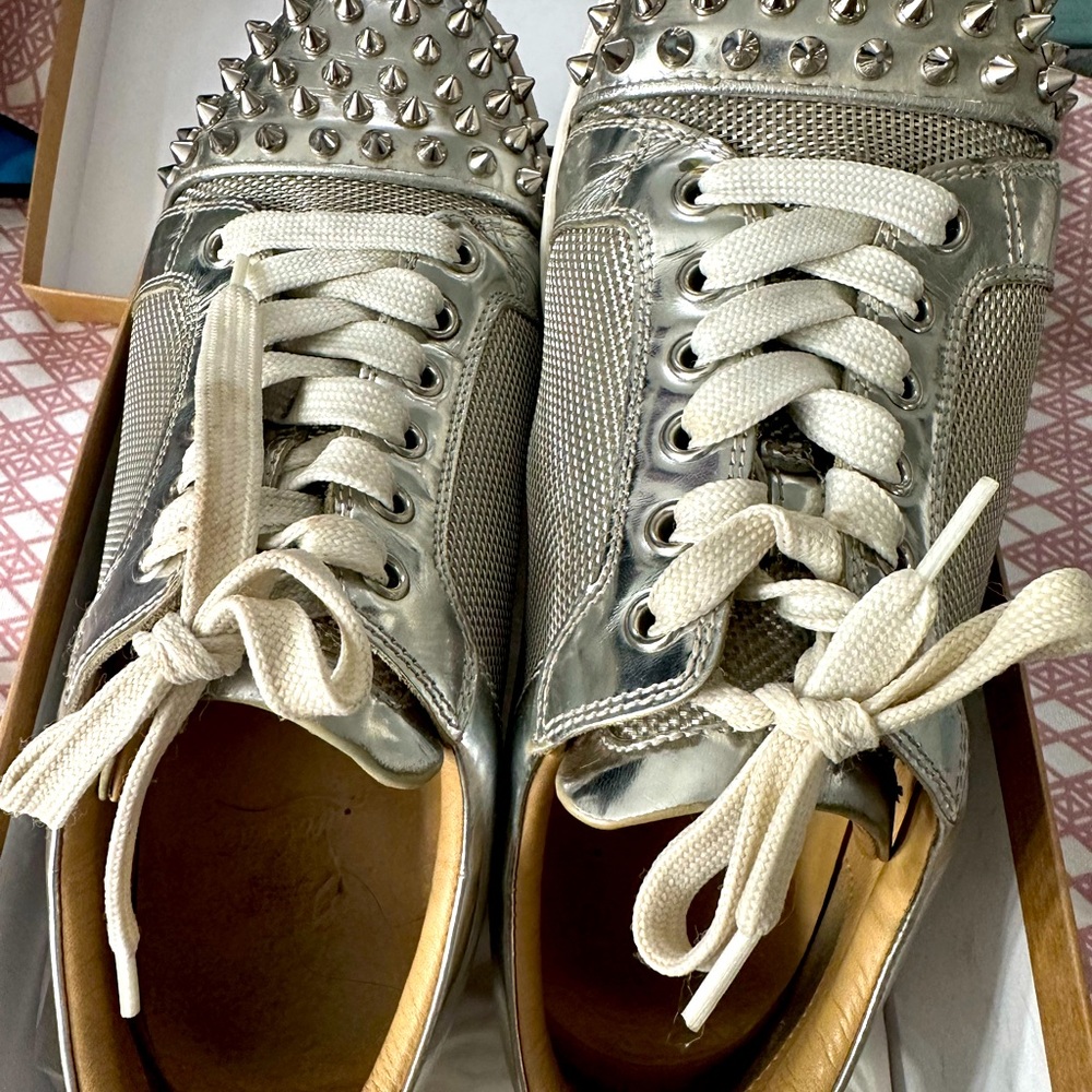 Louis junior spikes woman flat